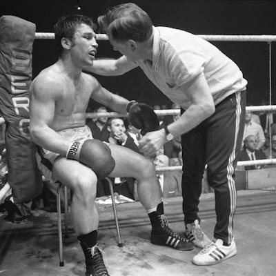 Der Kölner Boxer sitzt in seiner Ecke des Boxrings. Sein Trainer beugt sich zu ihm herab. Kurz zuvor hat Elze im Kampf um die Europameisterschaft aufgegeben.