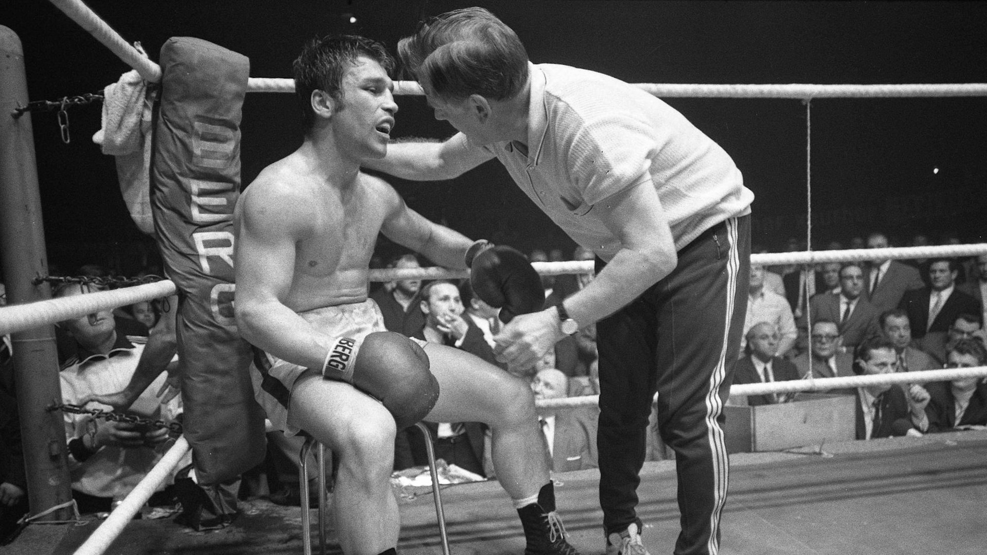 Der Kölner Boxer sitzt in seiner Ecke des Boxrings. Sein Trainer beugt sich zu ihm herab. Kurz zuvor hat Elze im Kampf um die Europameisterschaft aufgegeben.