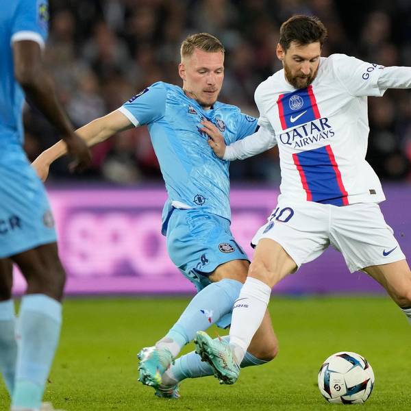 Messi im Kampf um den Ball