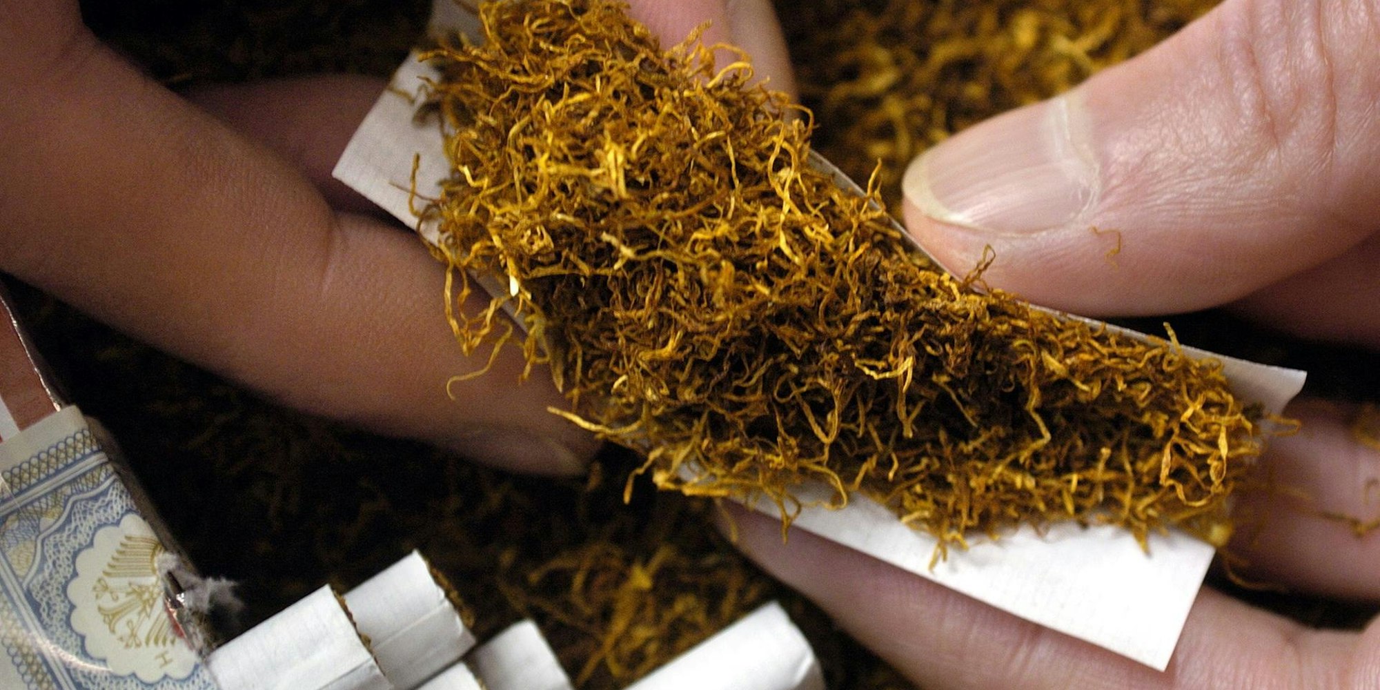 Raucher dreht sich eine Zigarette