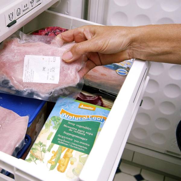Tiefkühltruhe Fleisch Lagerung imago