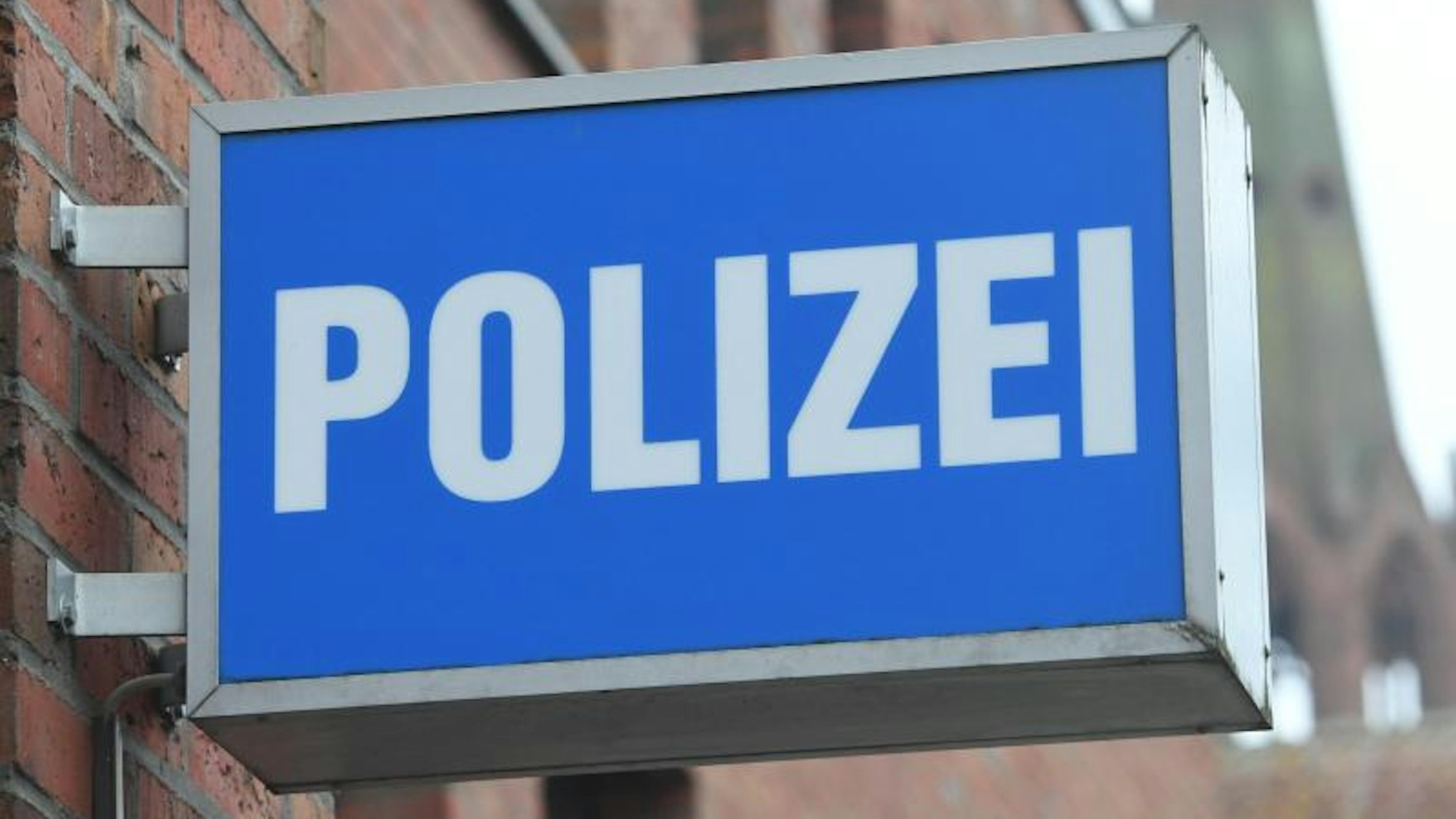 Ein Schild mit der Aufschrift „Polizei“.