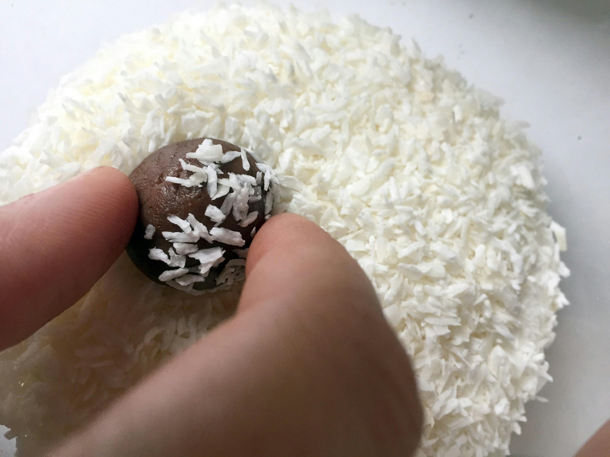 Praline in Kokos wälzen dpa