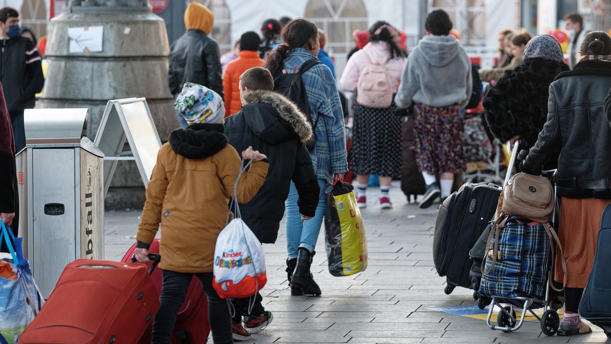 Geflüchtete Menschen mit Koffern bei der Ankunft