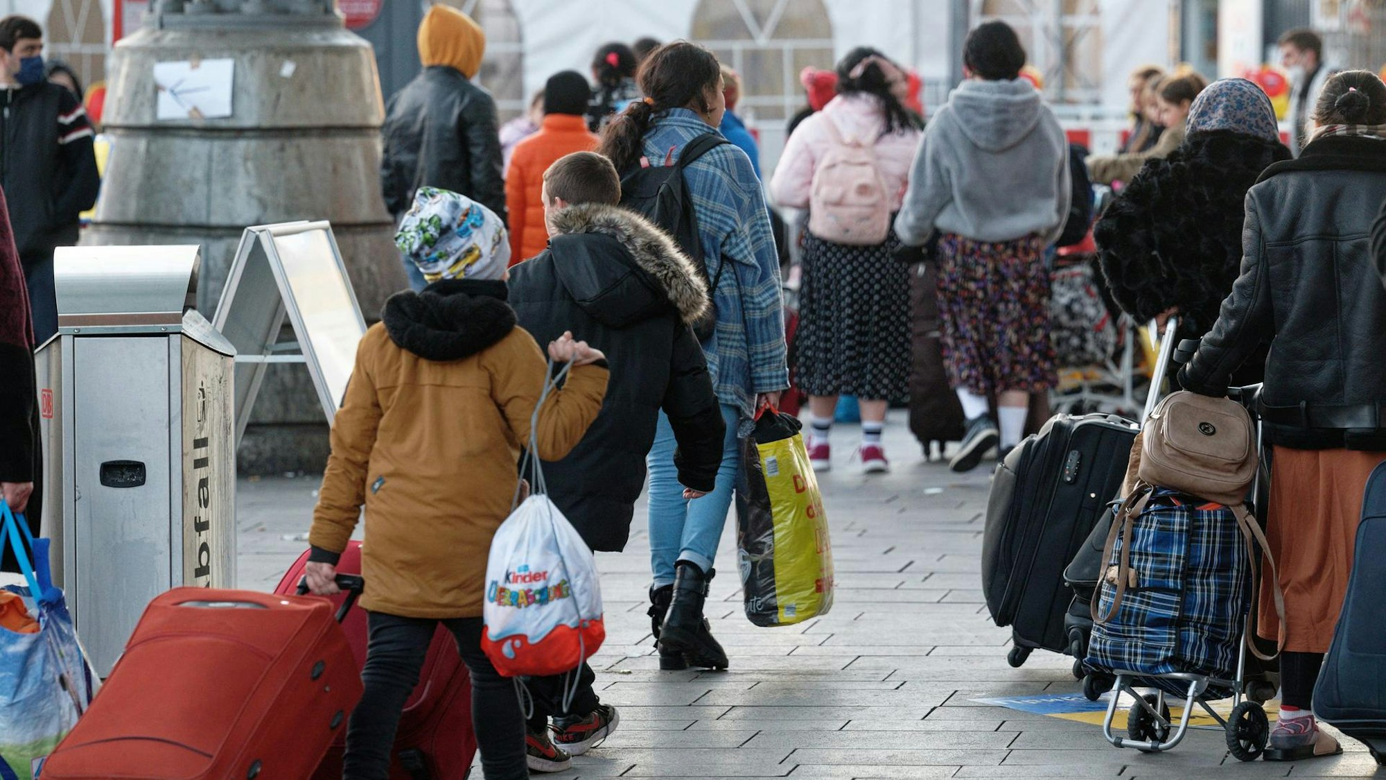 Geflüchtete Menschen mit Koffern bei der Ankunft