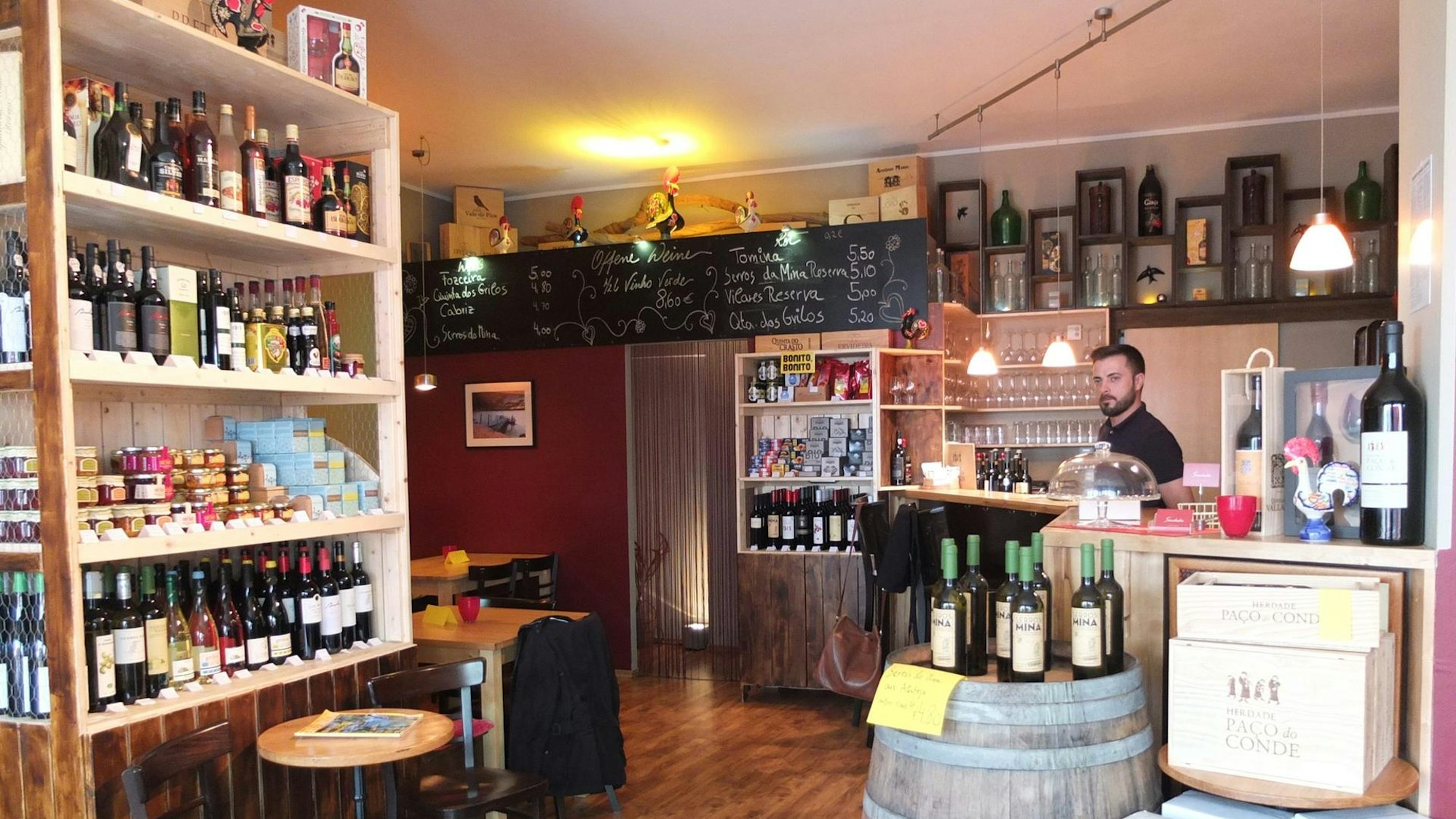 Der Feinkost und Weinladen Saudade von innen.