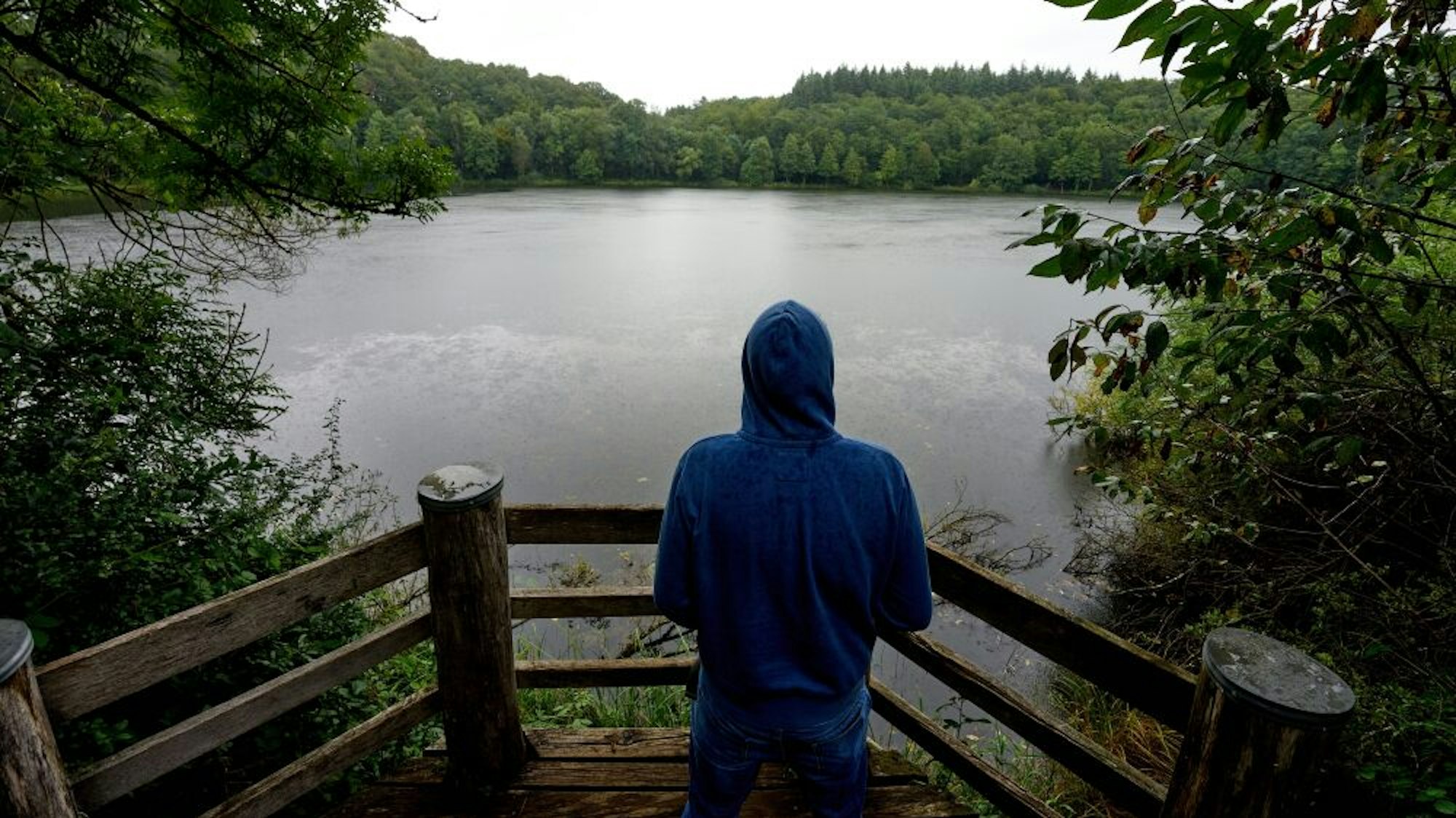 Mensch steht am Ufer und blickt auf das Holzmaar