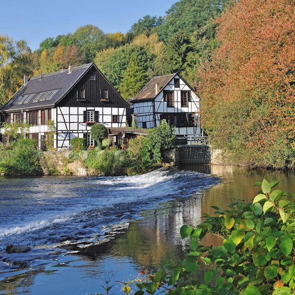 Fachwerkhäuser an einem Fluss
