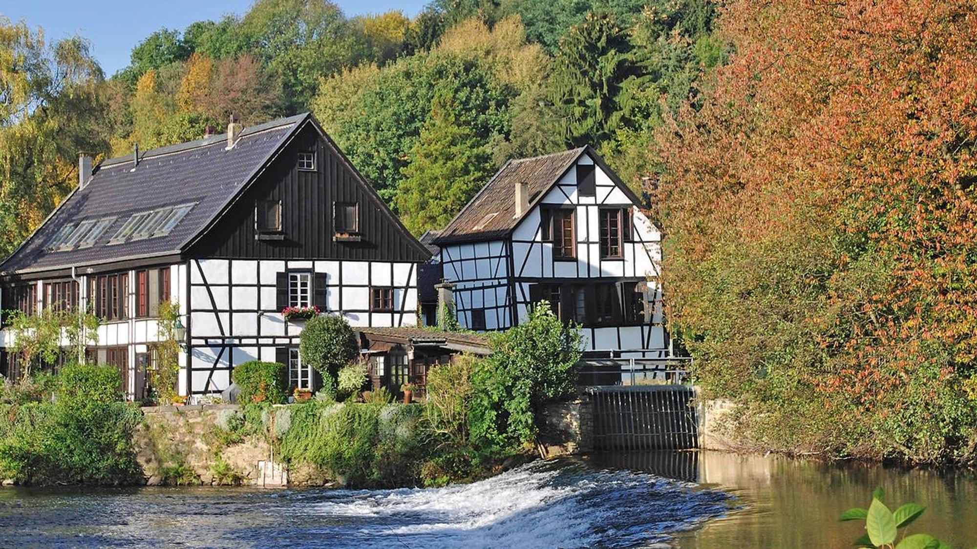 Fachwerkhäuser an einem Fluss