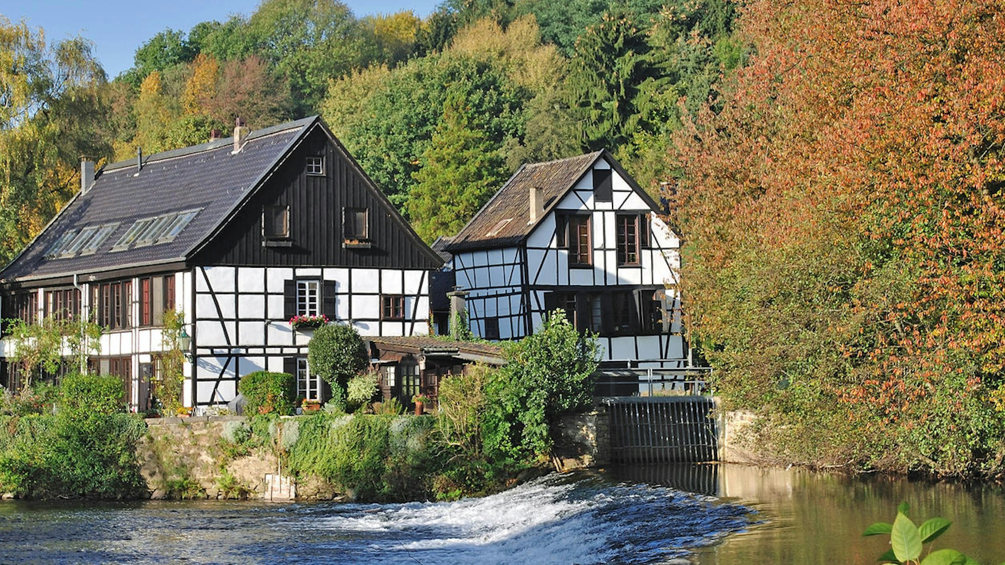 Fachwerkhäuser an einem Fluss