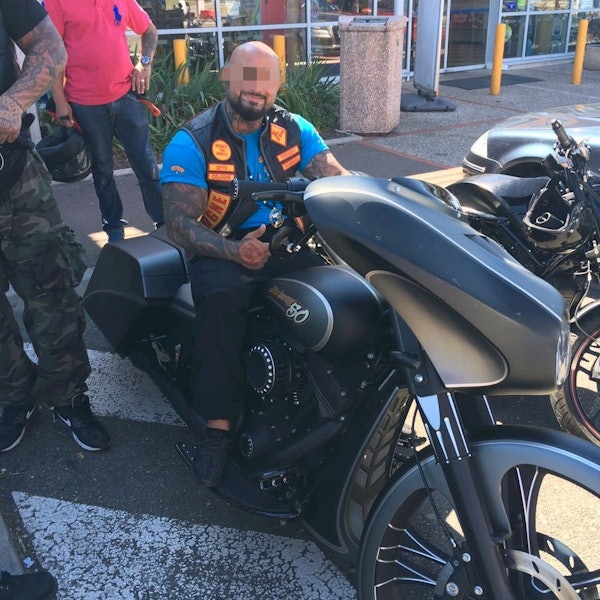 Der Kölner Bandidos-Rocker Aykut Ö. sitzt auf einem Motorrad.