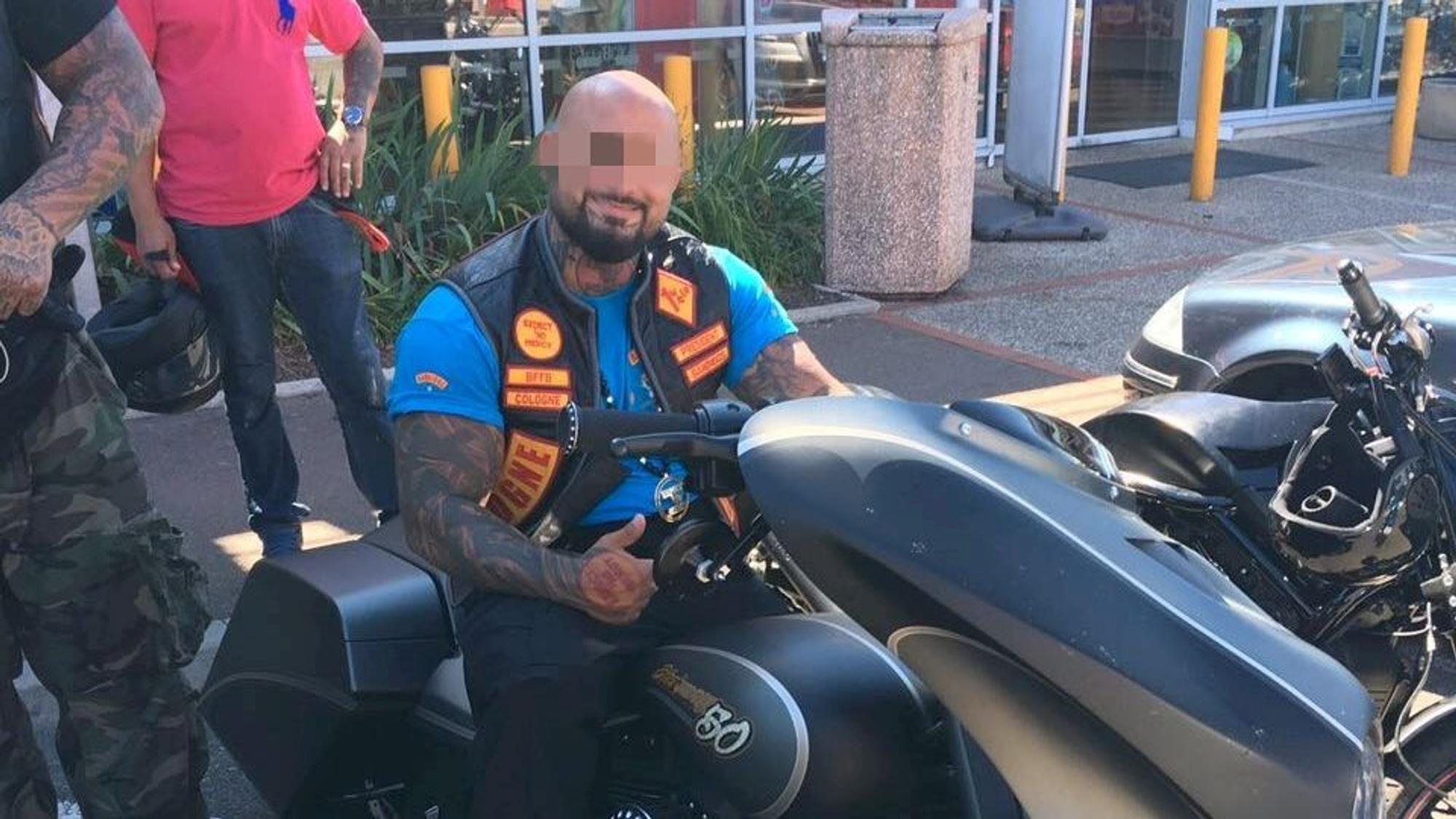 Der Kölner Bandidos-Rocker Aykut Ö. sitzt auf einem Motorrad.