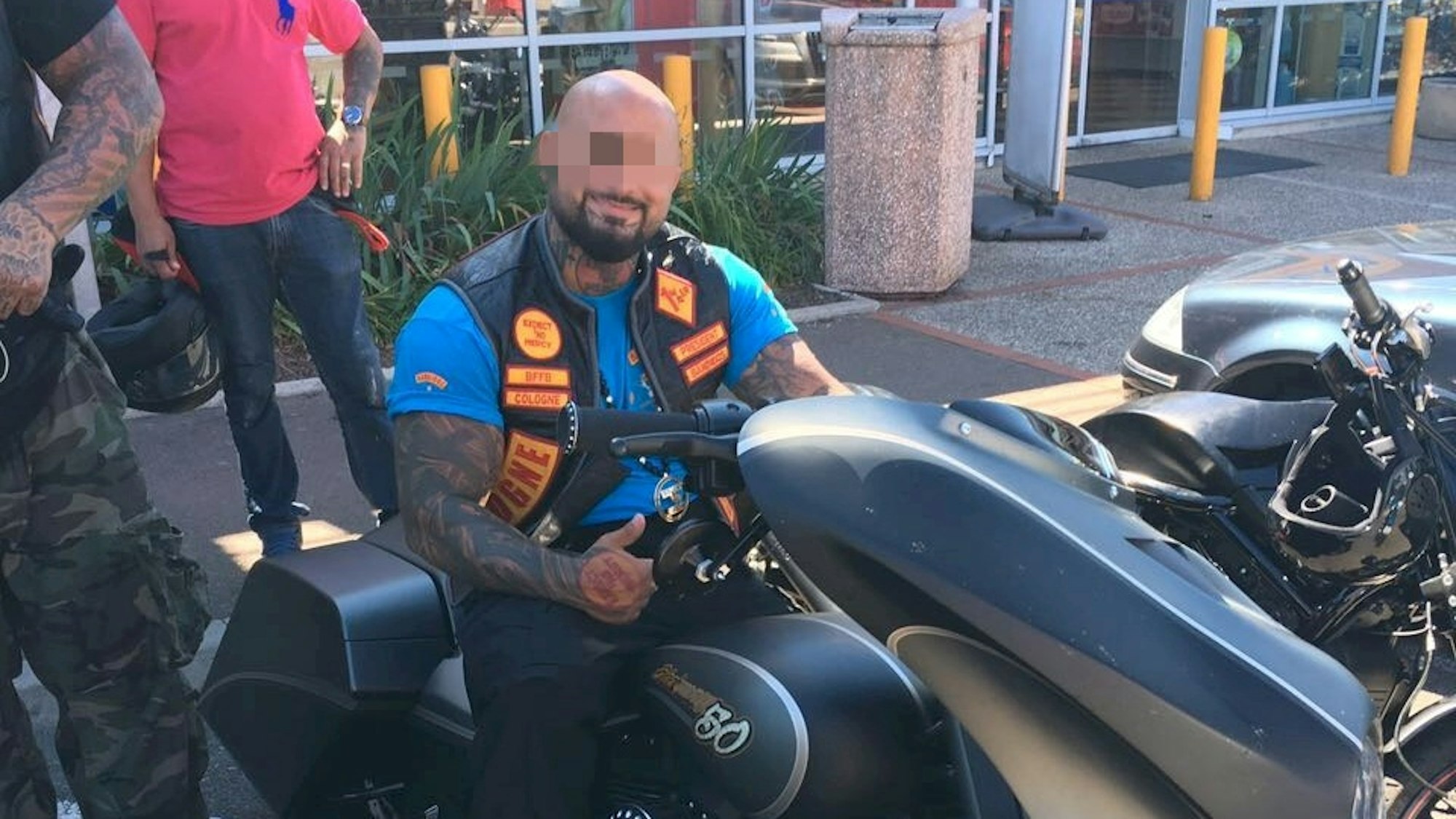 Der Kölner Bandidos-Rocker Aykut Ö. sitzt auf einem Motorrad.