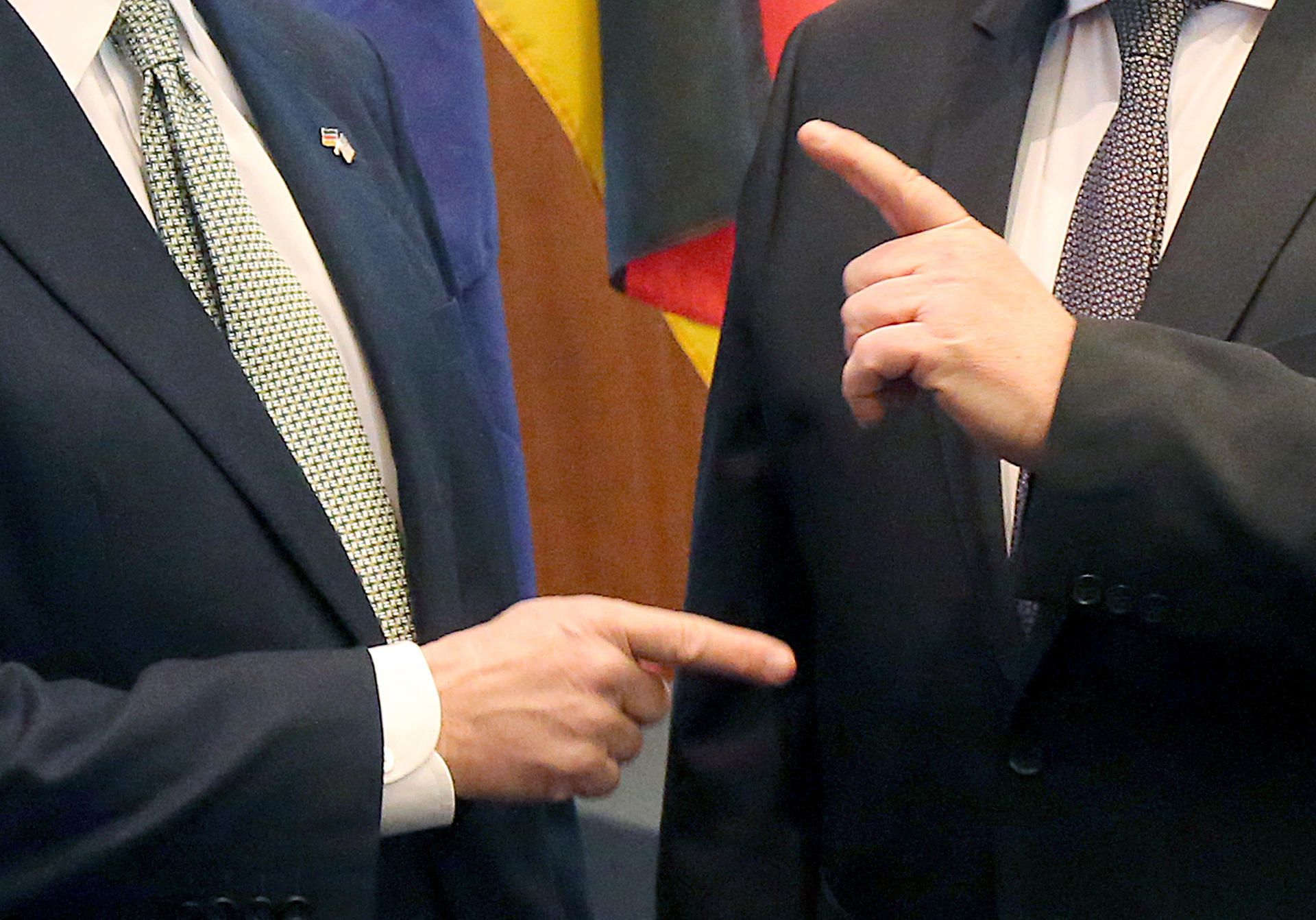 Unterhaltung_zweier_Politiker_ihre_Gesten_ähneln_sich
