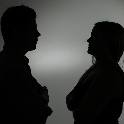 Paar schweigt sich an