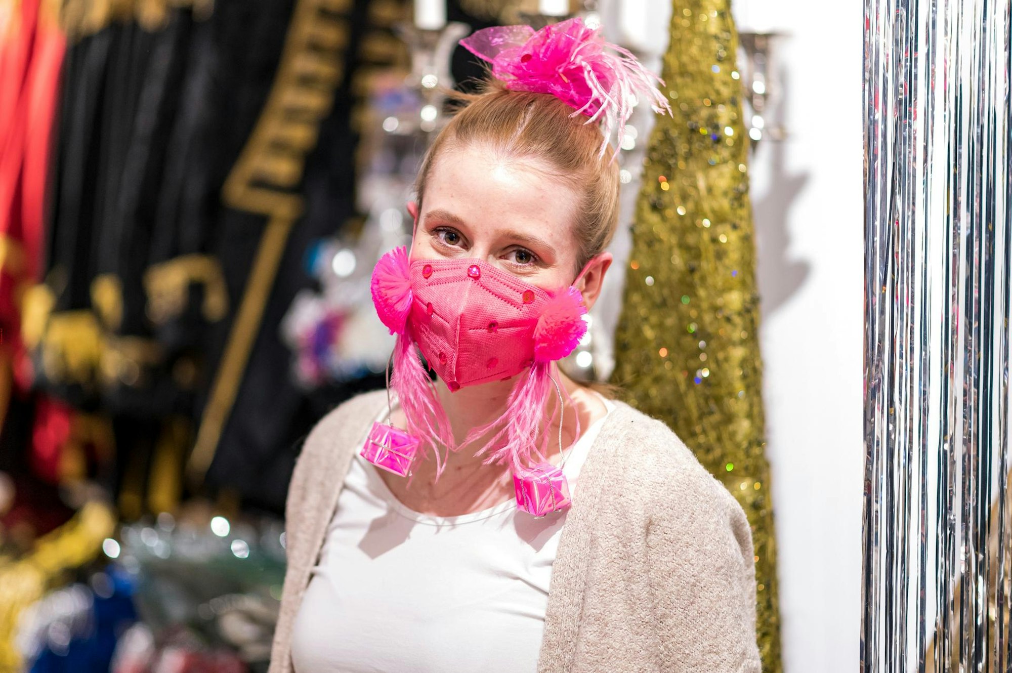 Zu der rosa verzierten Maske passt ein rosa Tüllrock.