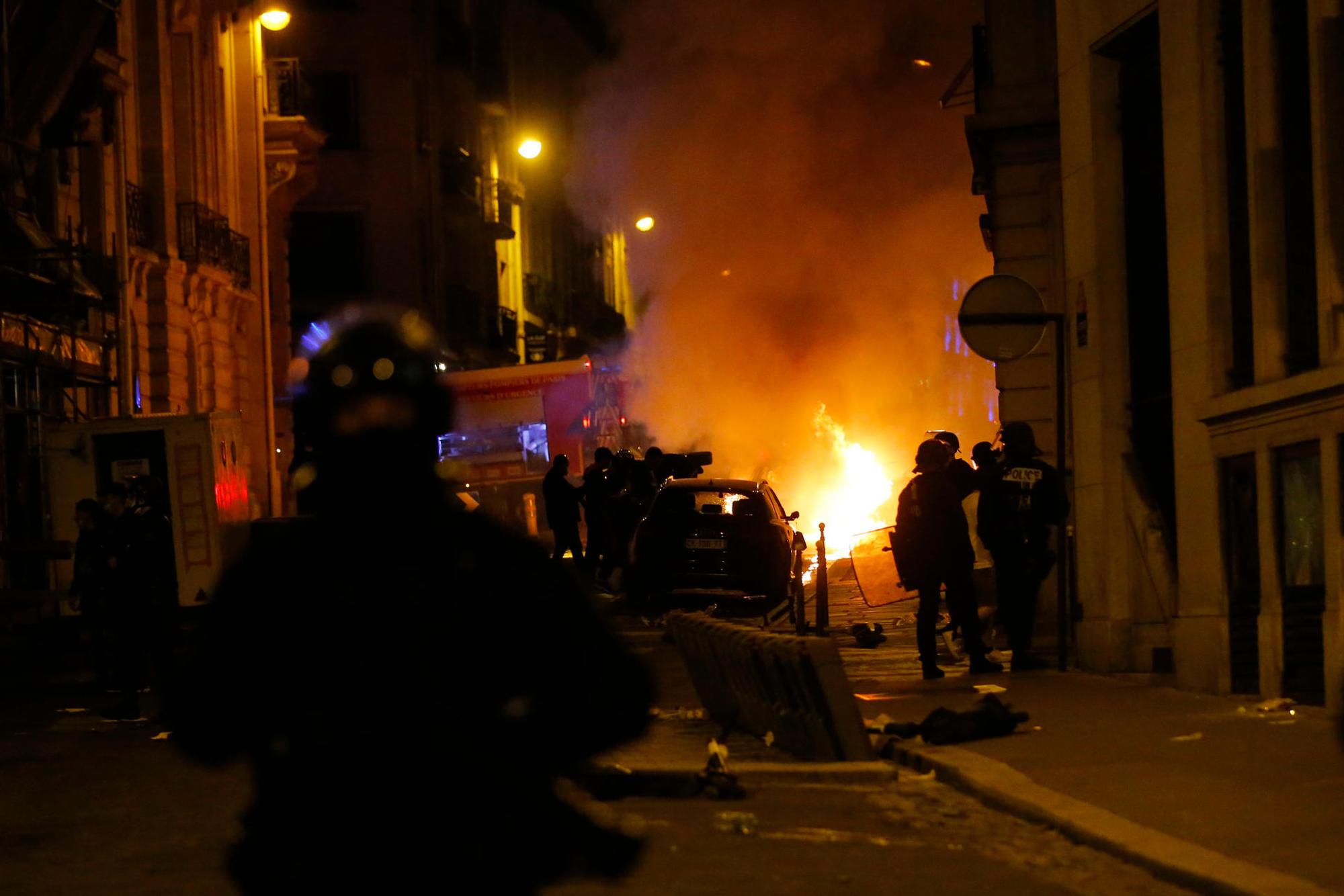 Paris Ausschreitungen dpa