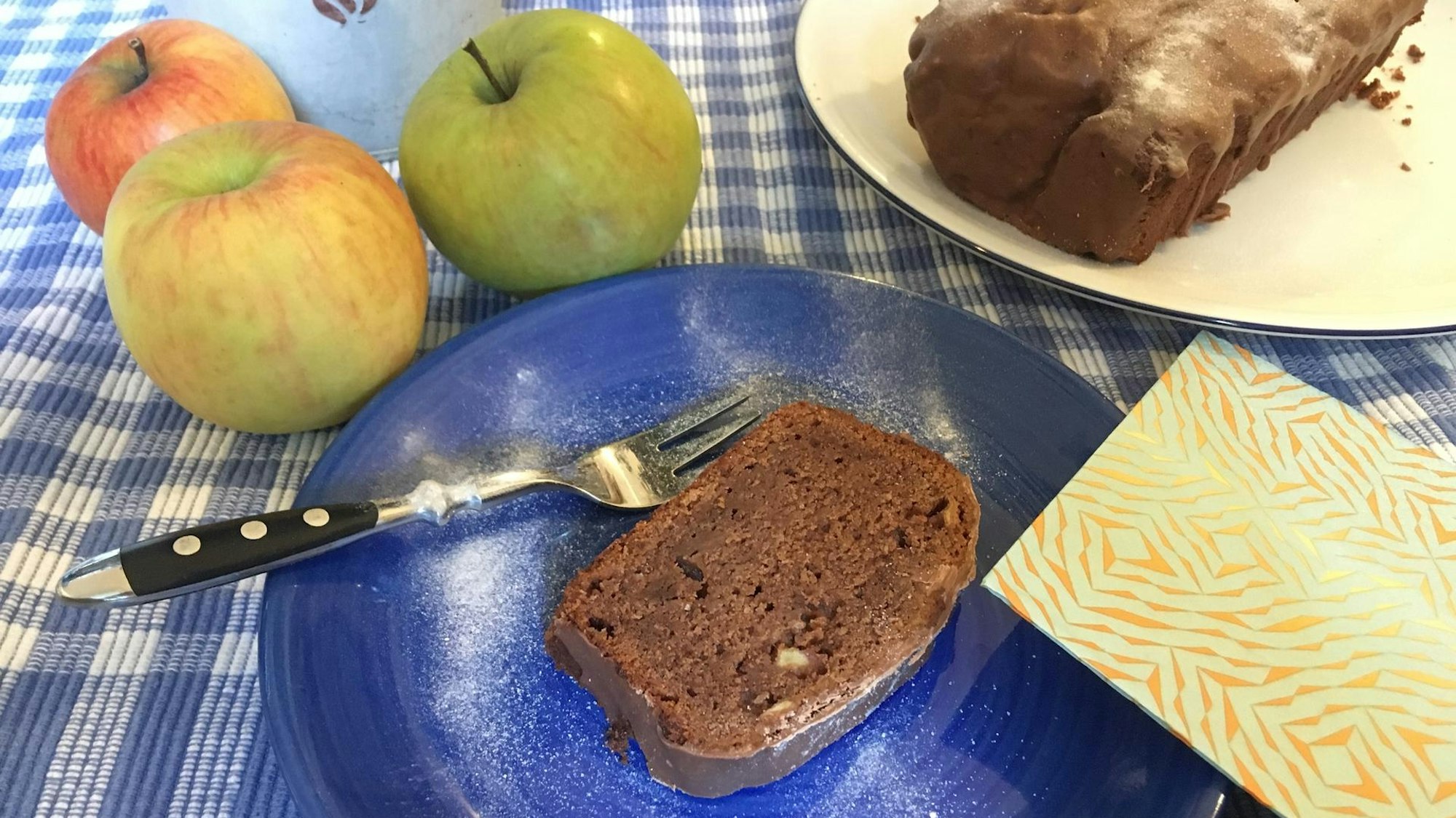 ein Stück Schoko-Kuchen auf einem Teller