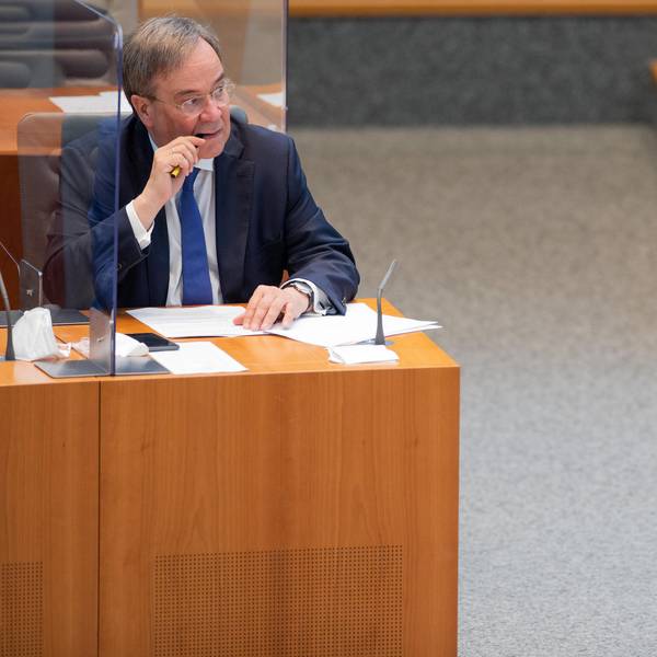Laschet kaut auf Stift