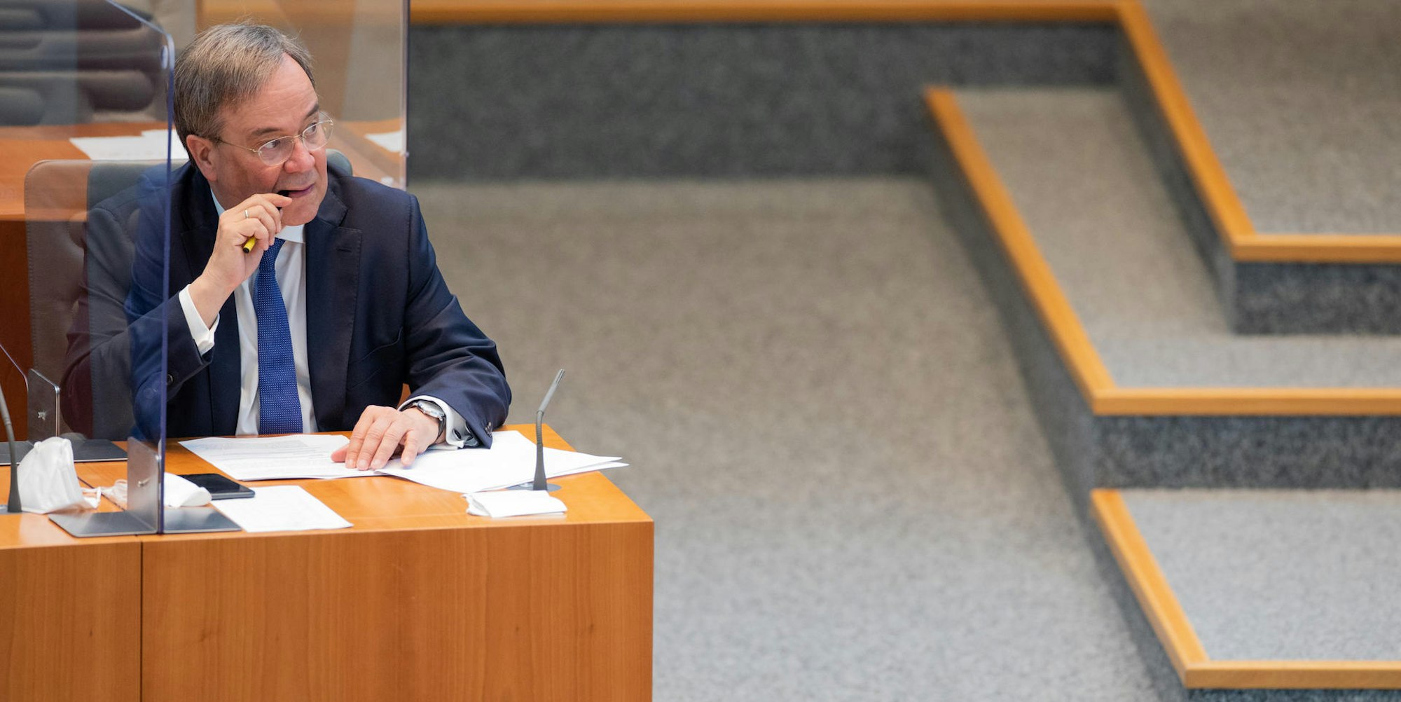 Laschet kaut auf Stift