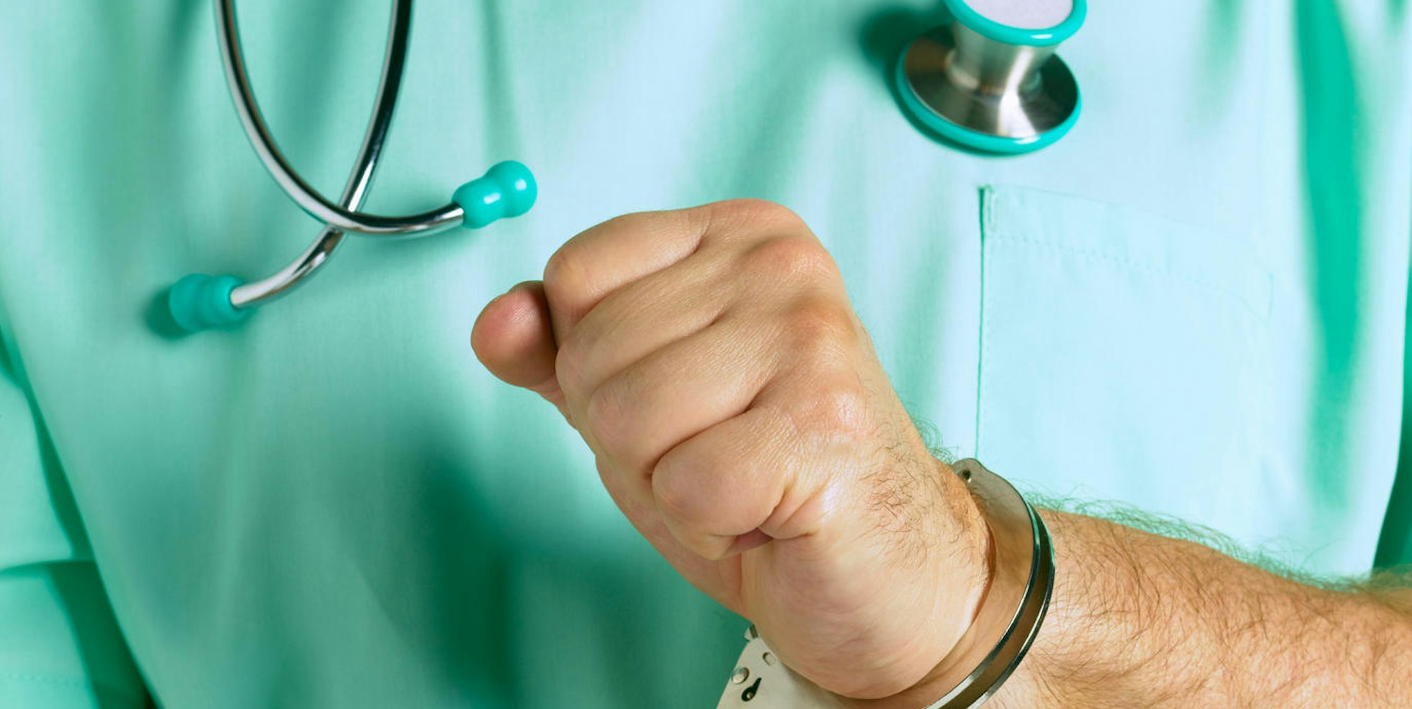 Arzt in Handschellen