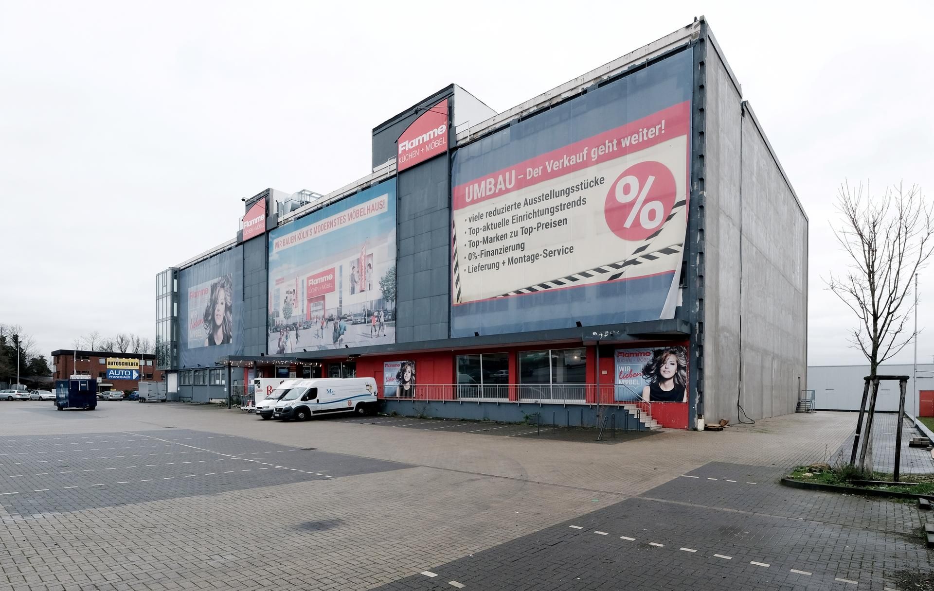 Köln: Wird ein leerstehendes Möbelhaus in Poll zur Grundschule?