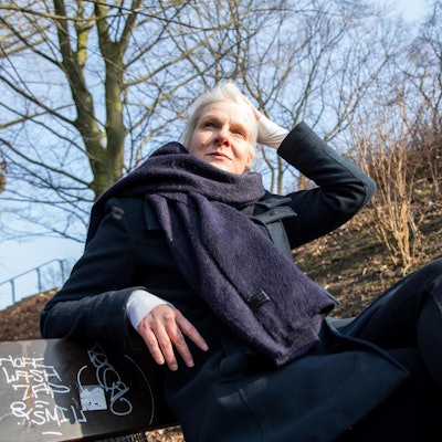 Frau sitzt auf Bank_Winterblues_Header