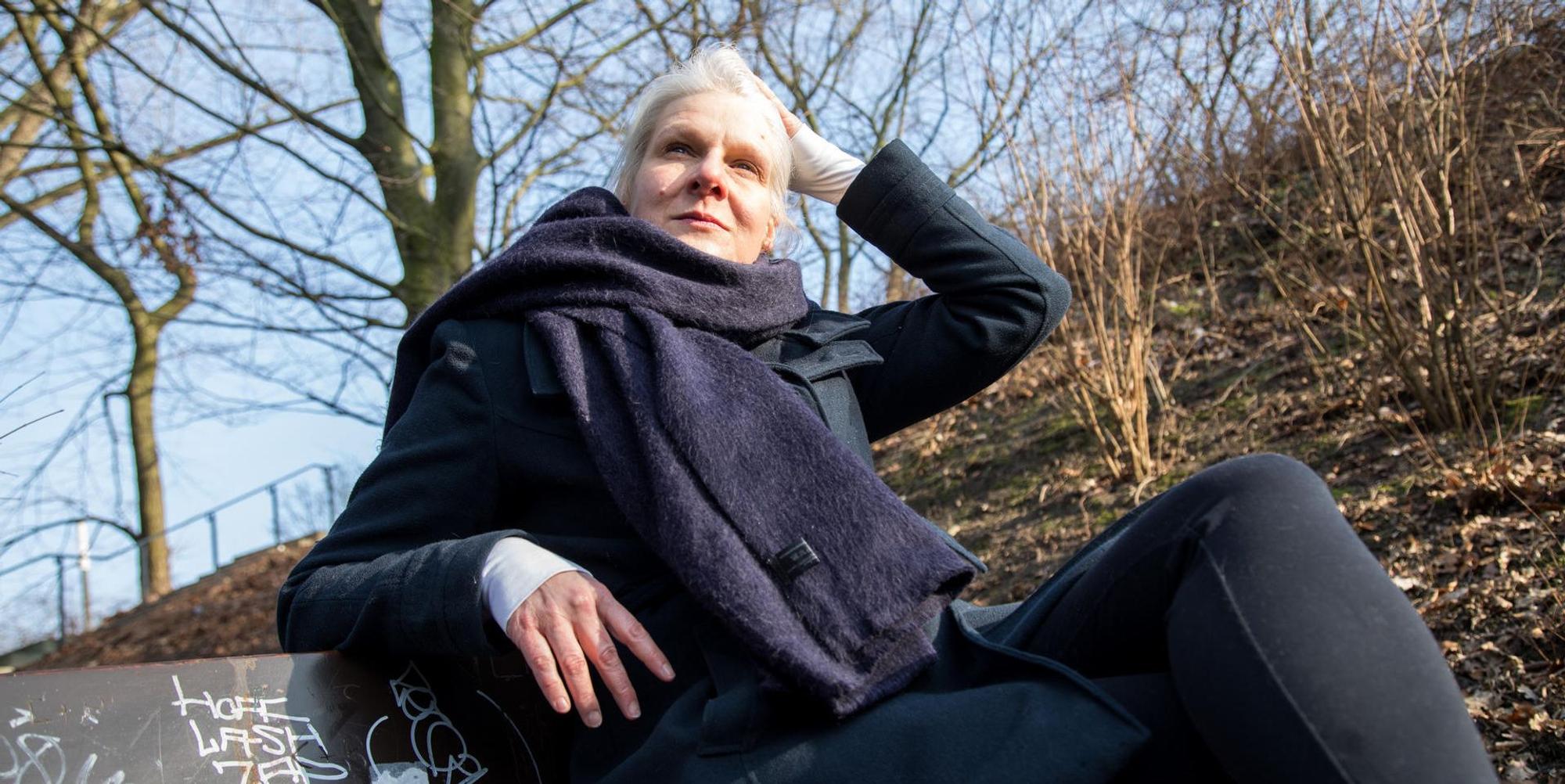 Frau sitzt auf Bank_Winterblues_Header
