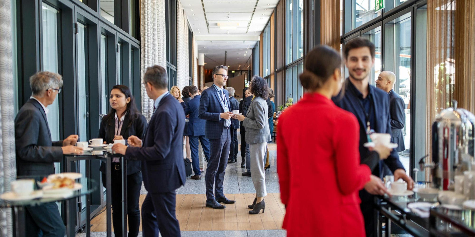 Geschäftsleute beim Netzwerken - c Getty Images Luis Alvarez