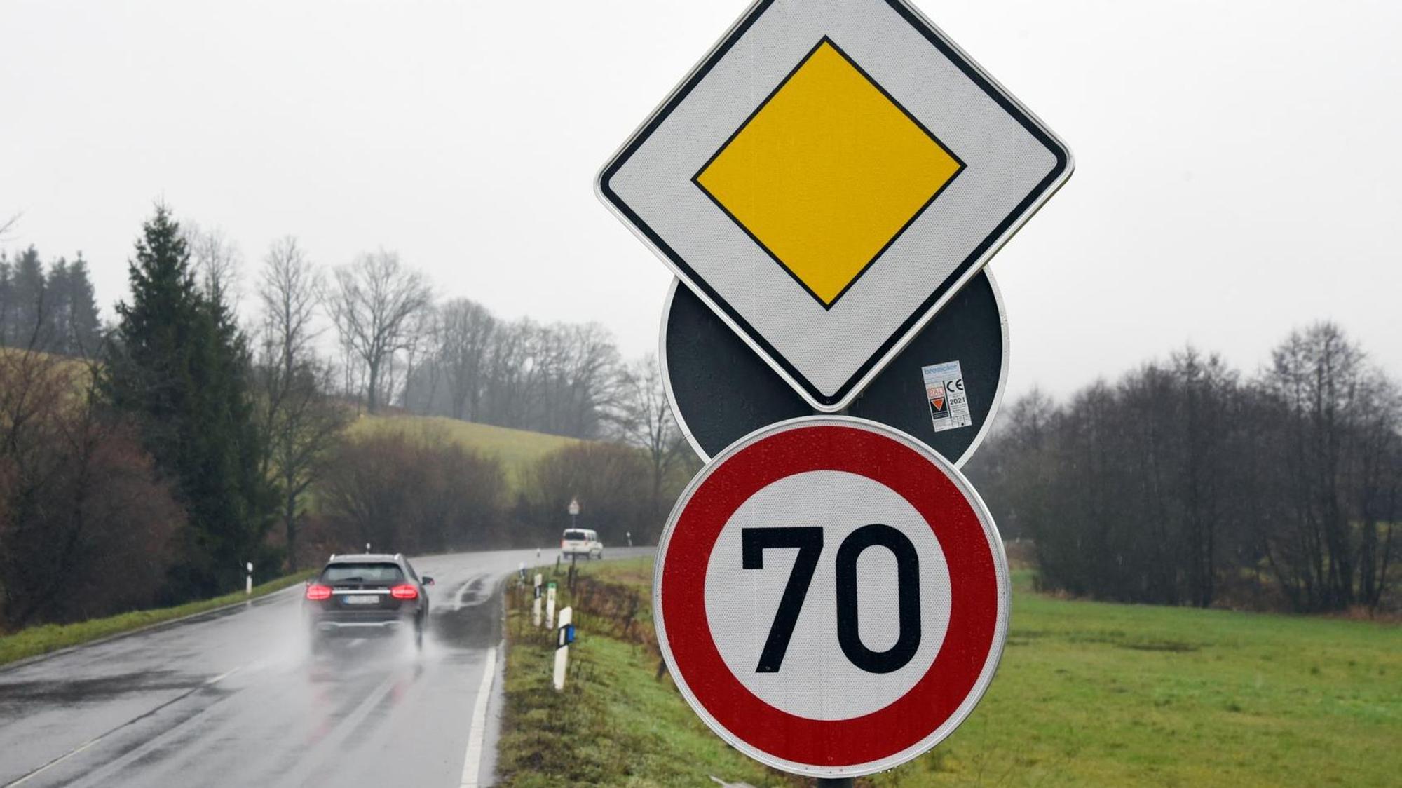 Verkehrsschild Tempo 70.