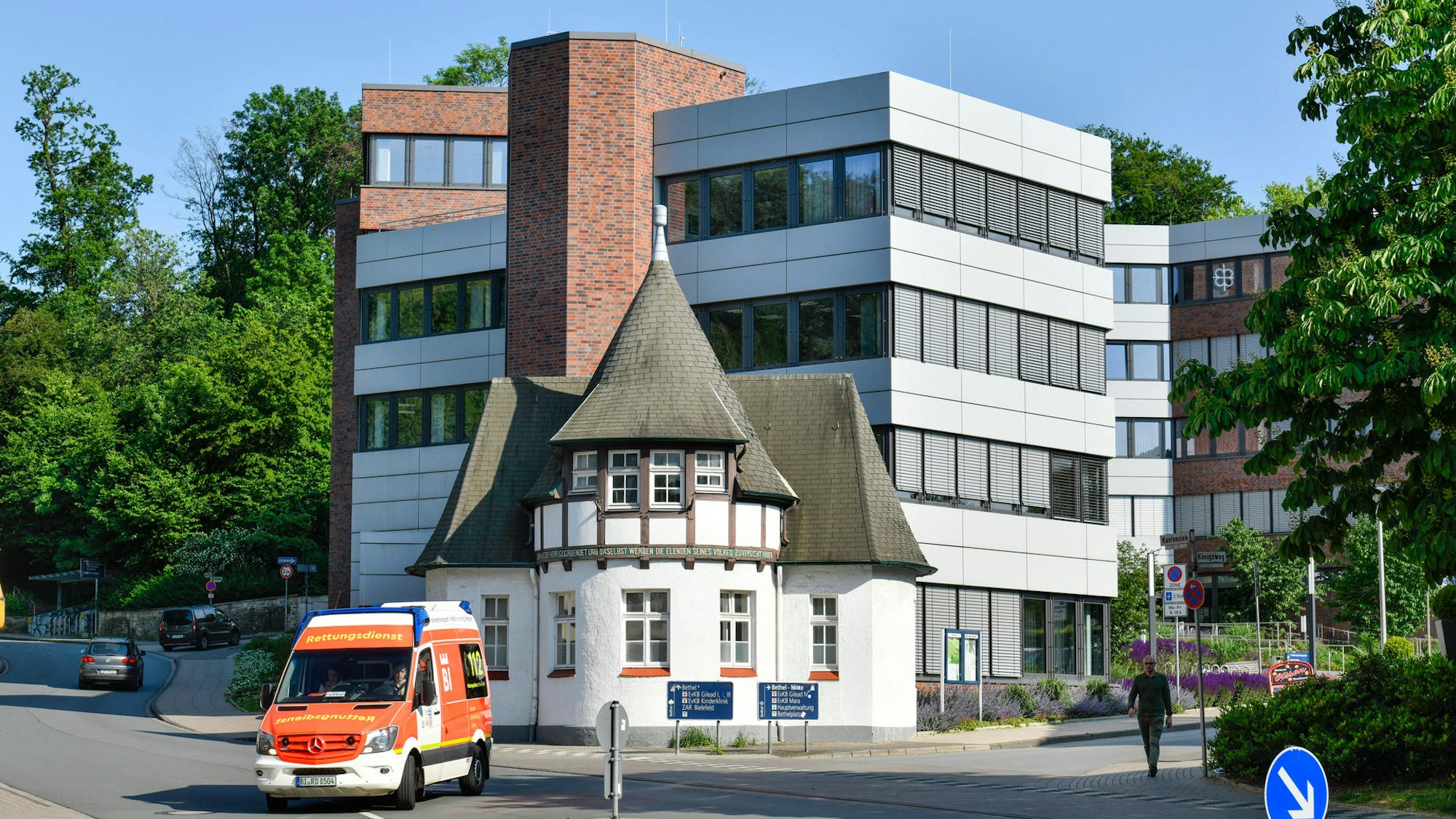 Ein Rettungswagen fährt aus dem Klinikum Bethel heraus.