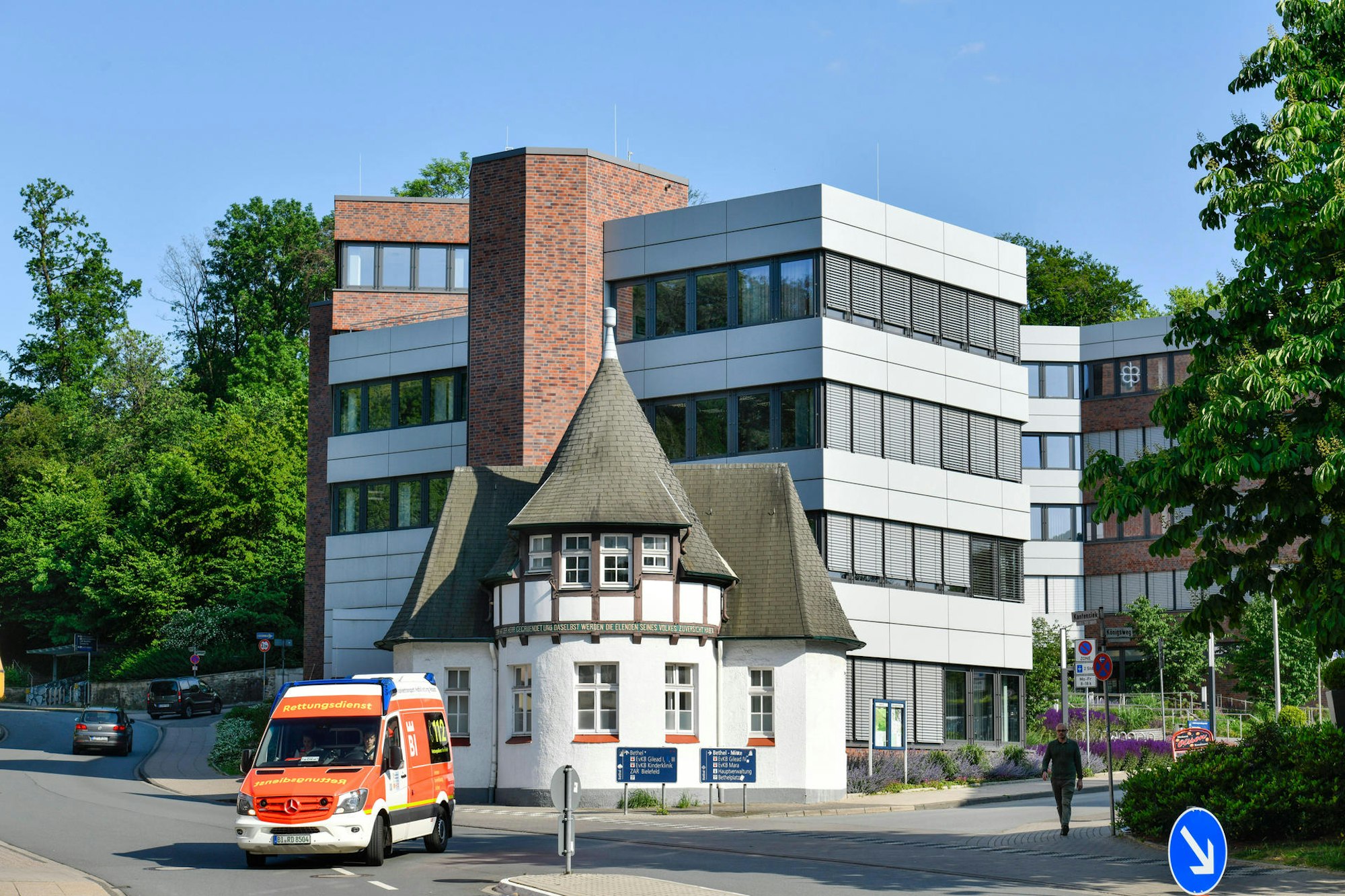 Ein Rettungswagen fährt am Gebäude des Evangelischen Klinikums Bethel vorbei.