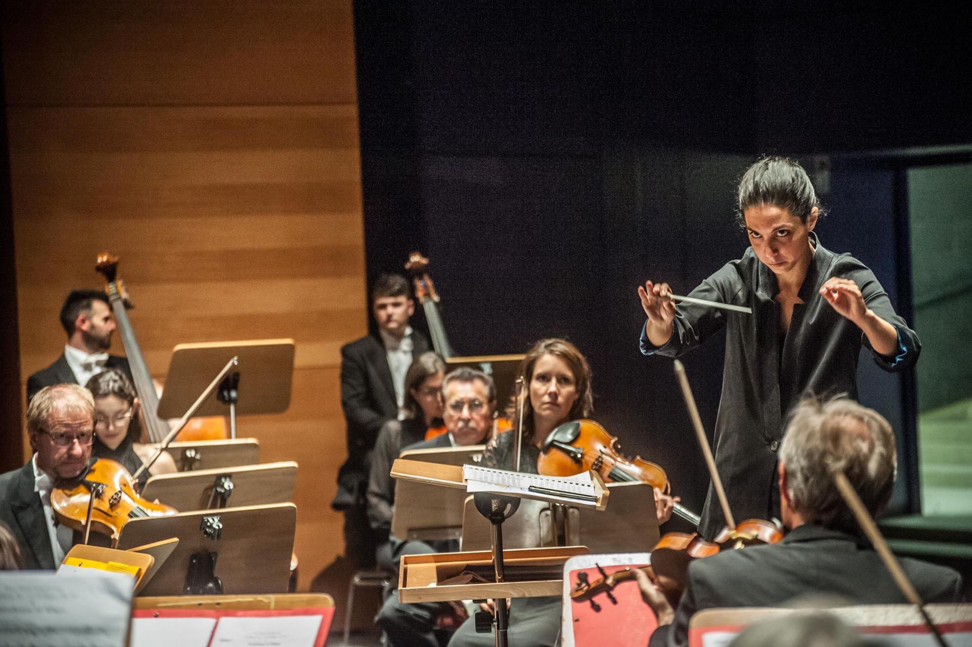 Bar Avni Dirigentin Leverkusen Bayer Philharmoniker m Orchester