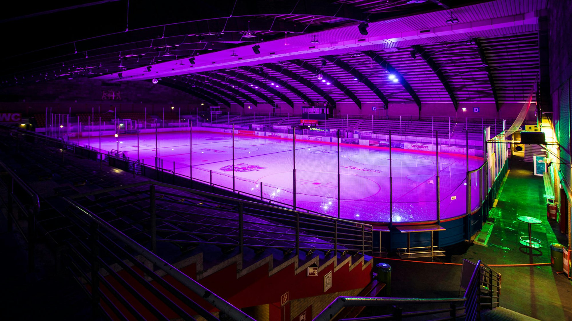 leere, bunt beleuchtete Eisfläche in der Eissporthalle Neuss