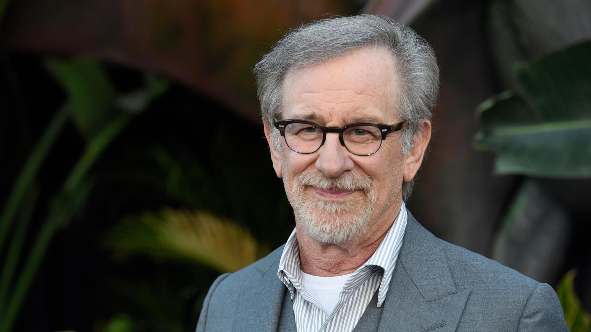 Steven Spielberg steht vor Pflanzen.