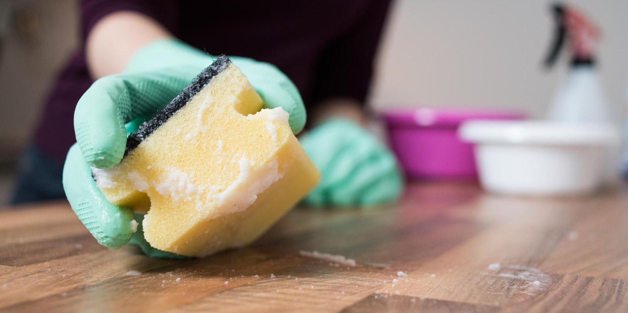 Mensch_putzt_mit_einem_Spülschwamm