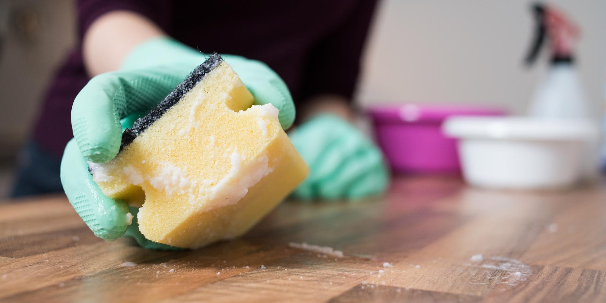 Mensch_putzt_mit_einem_Spülschwamm