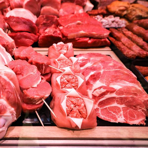 Rohes Fleisch liegt in der Auslage einer Metzgerei.