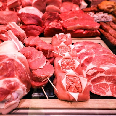 Rohes Fleisch liegt in der Auslage einer Metzgerei.