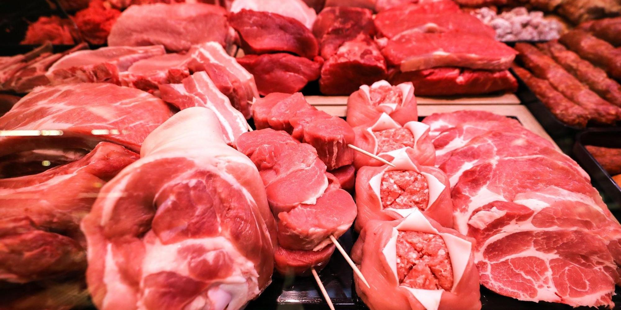 Rohes Fleisch liegt in der Auslage einer Metzgerei.