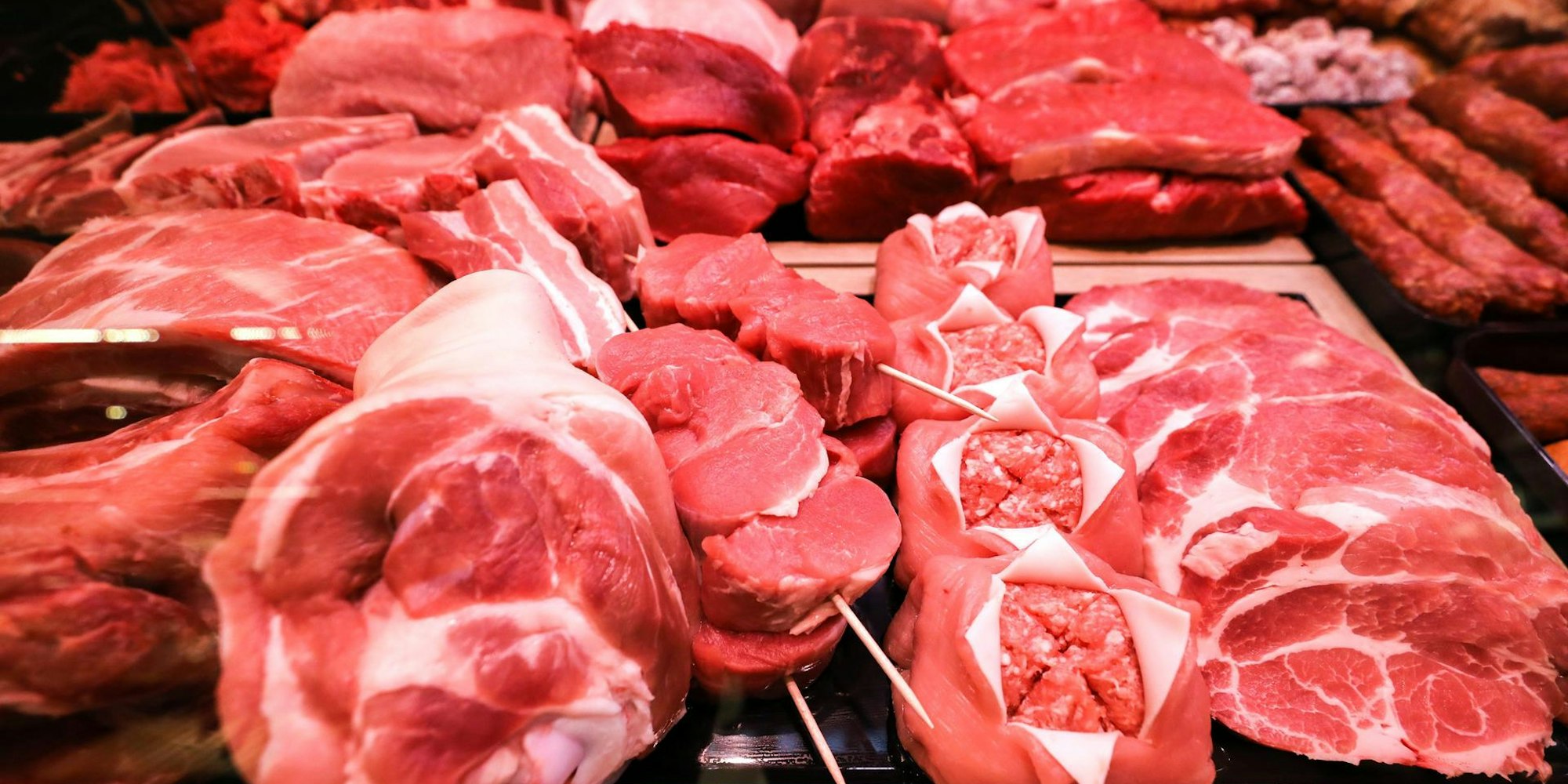 Rohes Fleisch liegt in der Auslage einer Metzgerei.