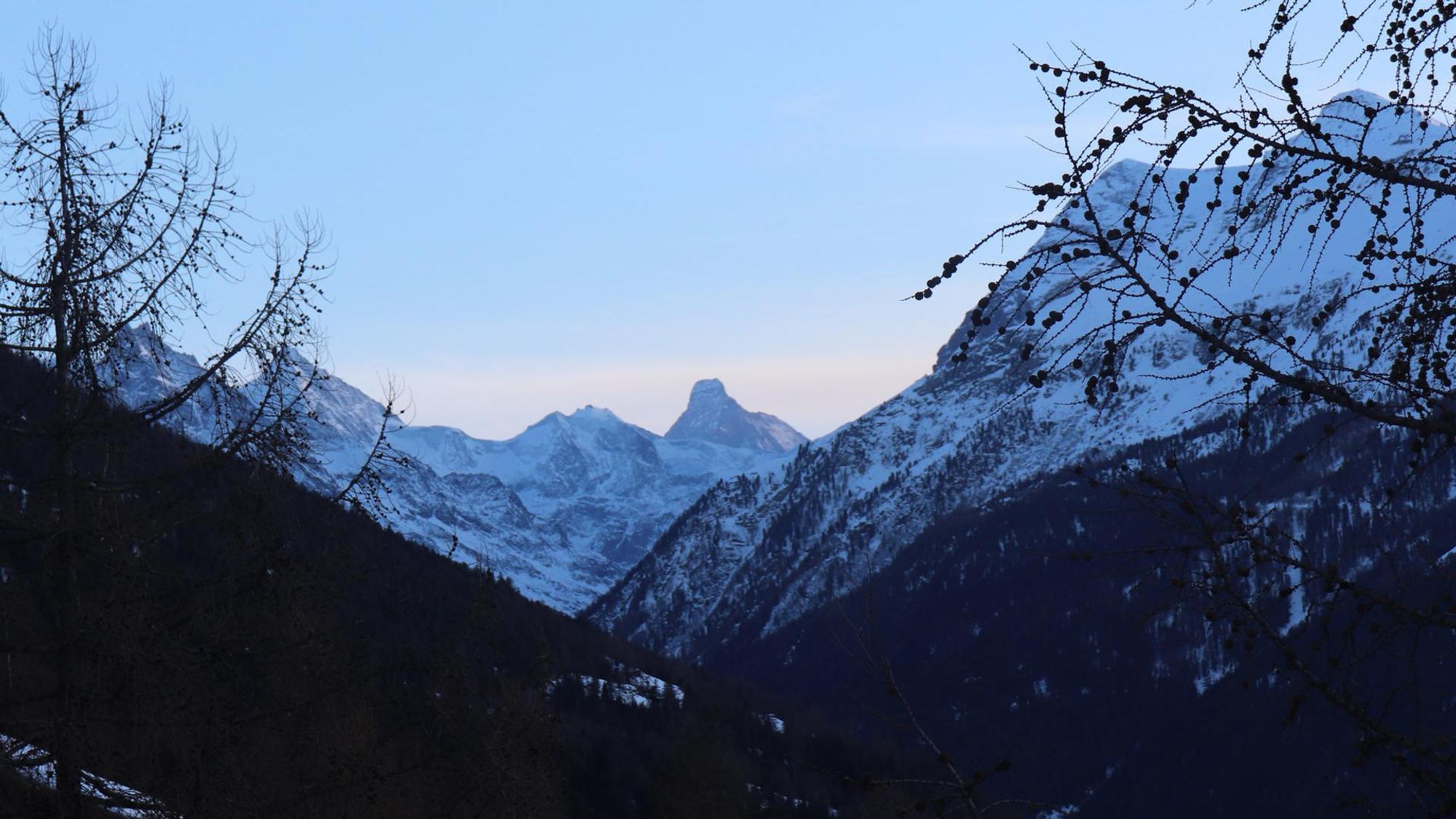 Blick von Zermatt auf die verschneiten Gipfel der Walliser Alpen mit dem Matterhorn.
