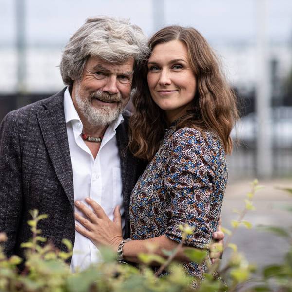 Reinhold Messner und seine Frau Diane lächeln in die Kamera.