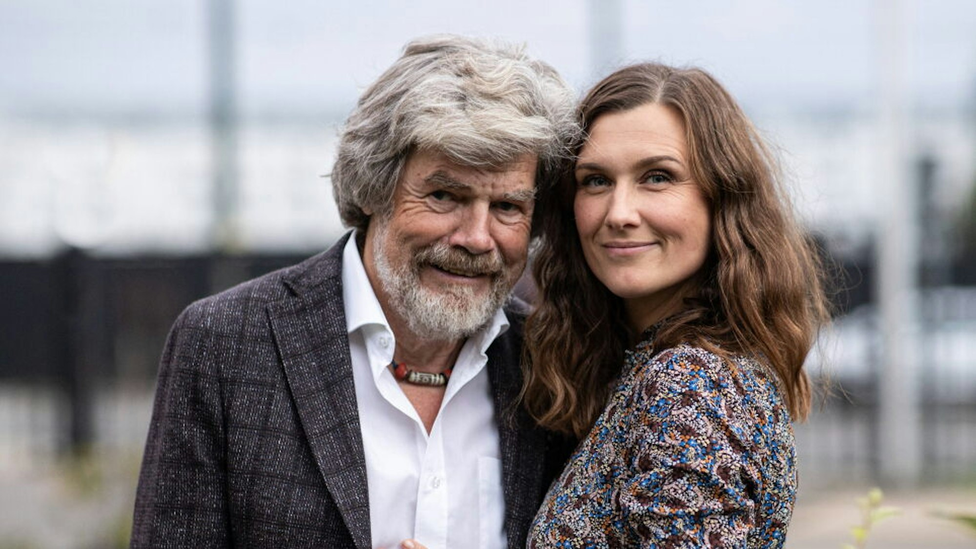 Reinhold Messner und seine Frau Diane lächeln in die Kamera.