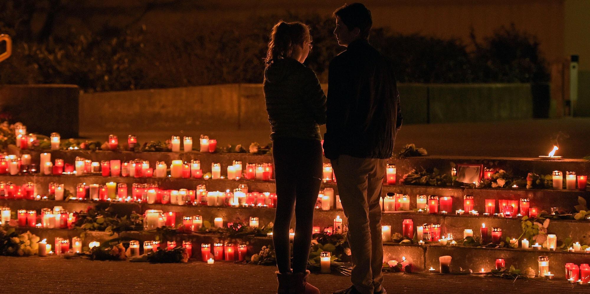 Nach dem Germanwings-Absturz trauern Schüler vor dem Gymnasium in Haltern