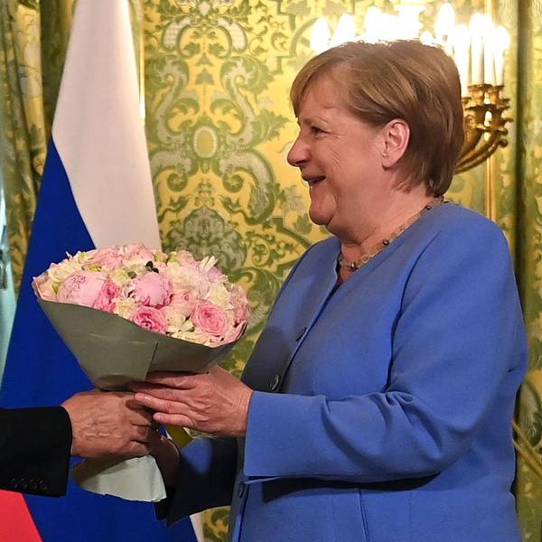 Putin Merkel Blumen