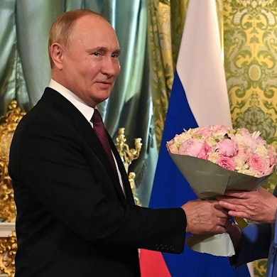 Putin Merkel Blumen