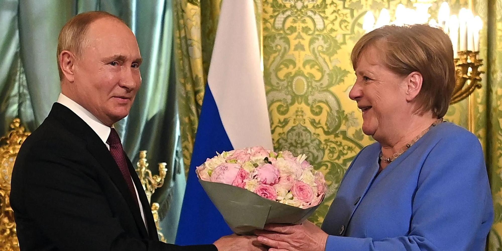 Putin Merkel Blumen