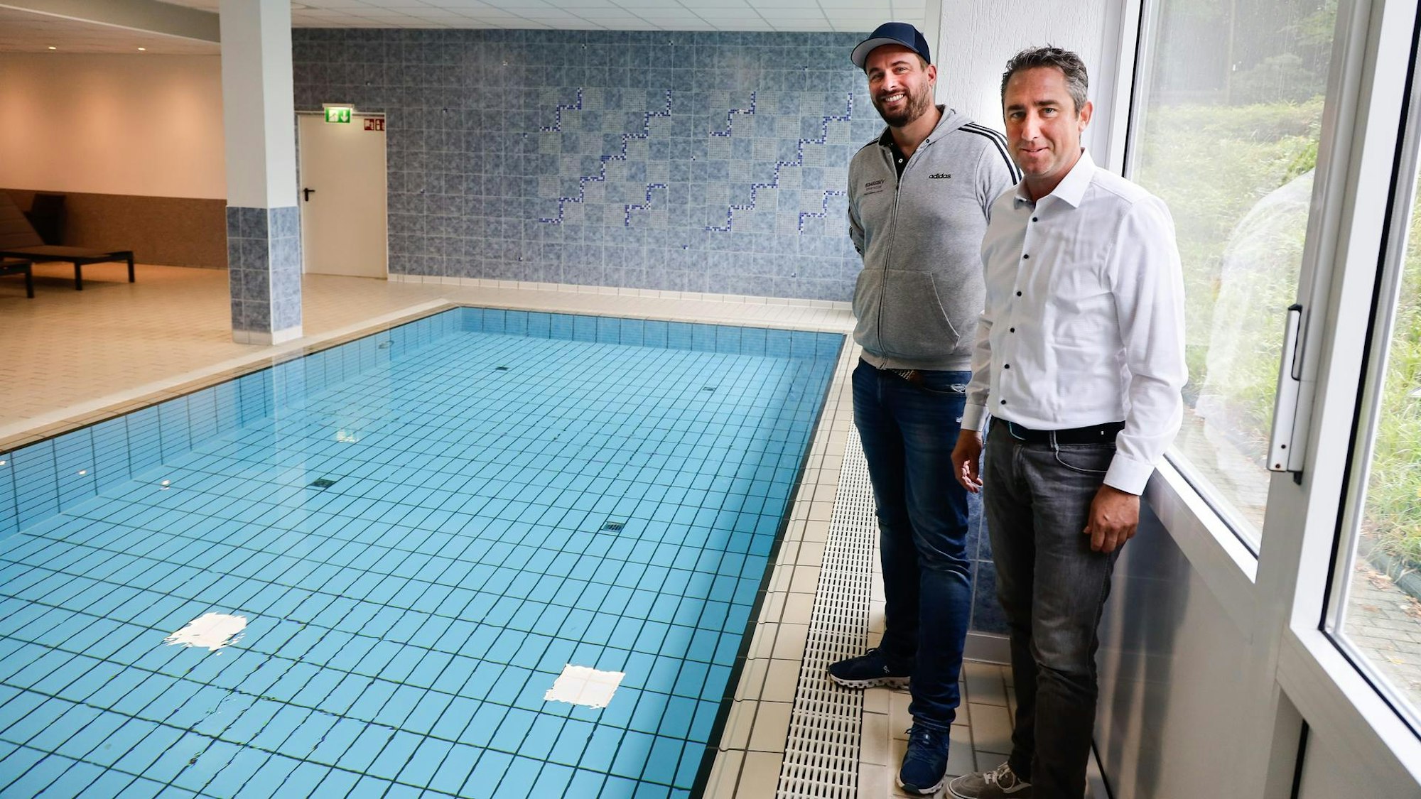 Schwimmlehrer Martin Becker (links) und Oliver Seeck, Vorsitzender Sportausschuss