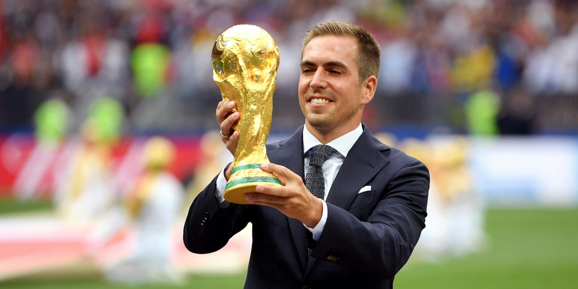 Philipp Lahm bei der WM in Russland mit Pokal